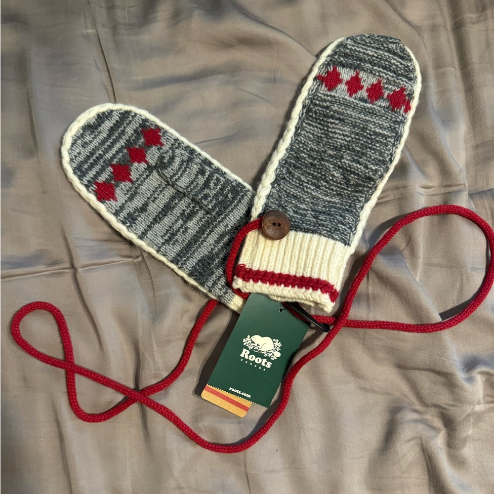 NWT ROOTS signature mittens
